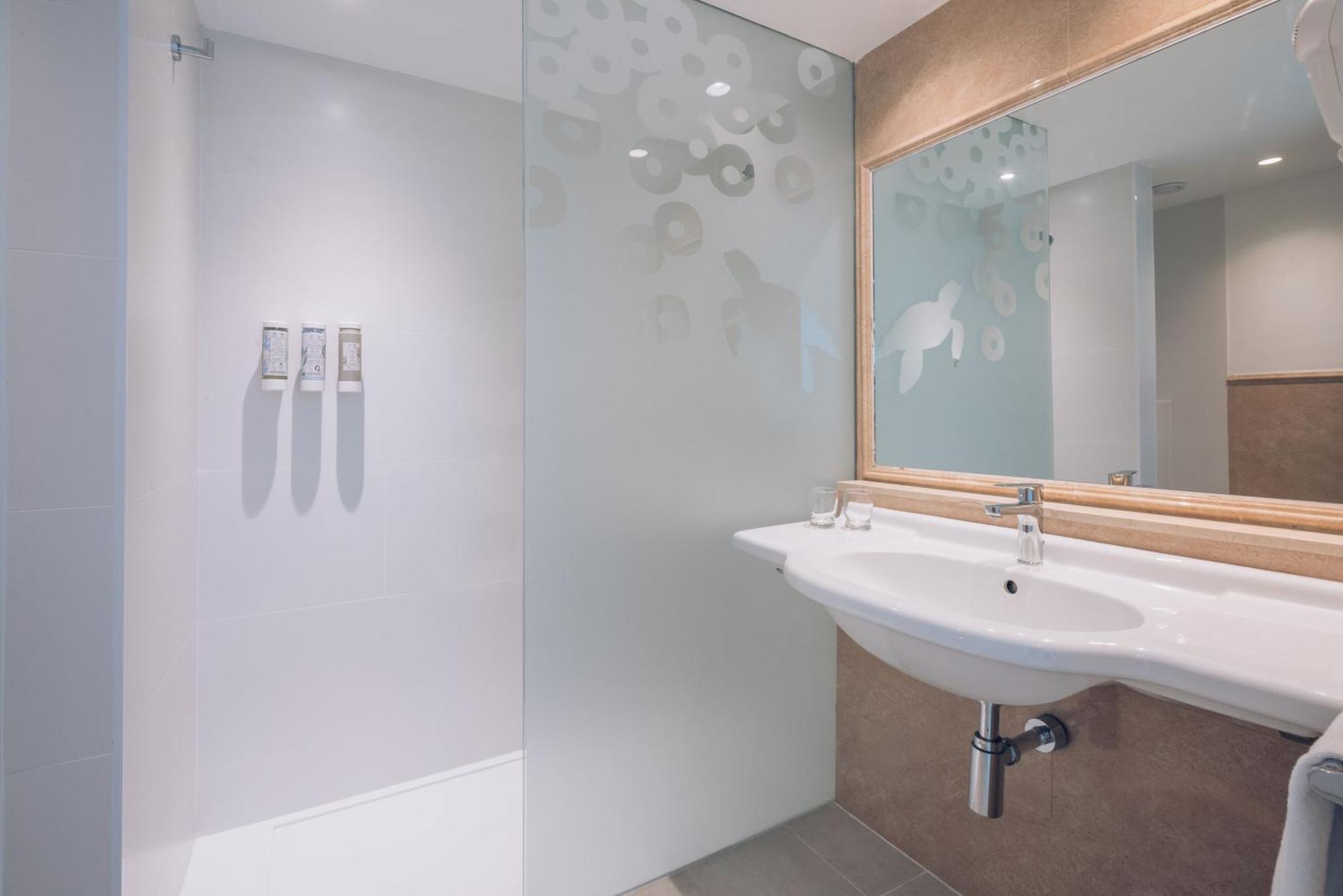 Twin Room with Pool View,1272468364:JPEG